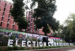 How is the EC planning to utilize digital data for the swift removal of deceased voters' names from electoral rolls?