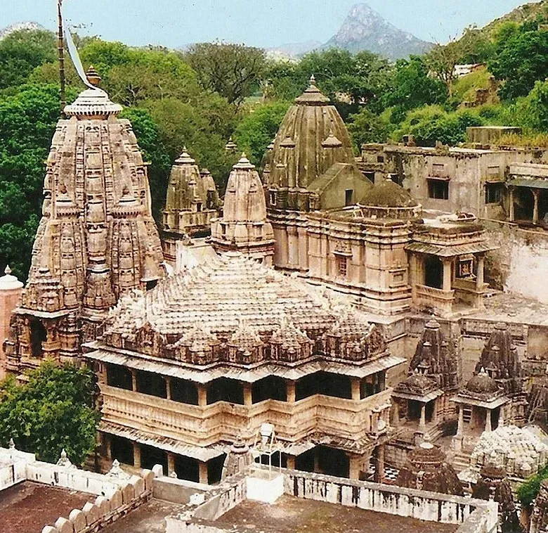 Eklingji Temple in Udaipur Enforces Ban on Mobile Phones and Short Attire