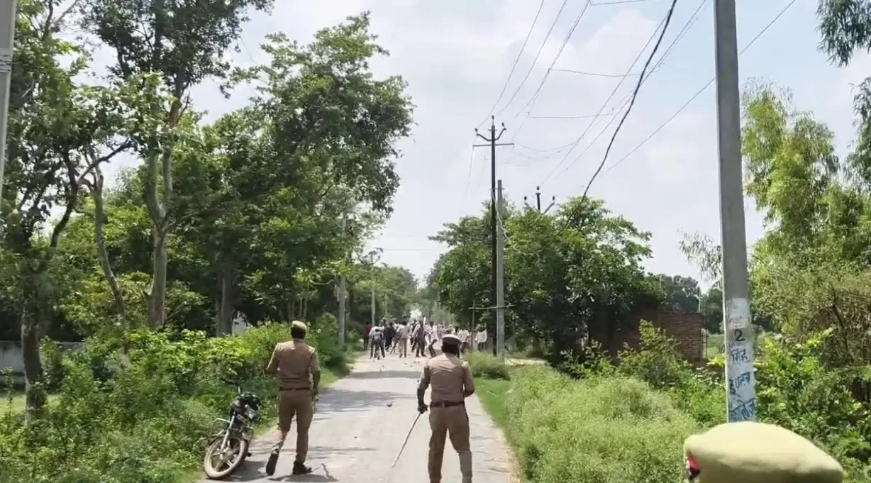क्या इटावा में बवाल हो रहा है? दादरपुर में यादव समाज का प्रदर्शन उग्र, पुलिस पर पथराव