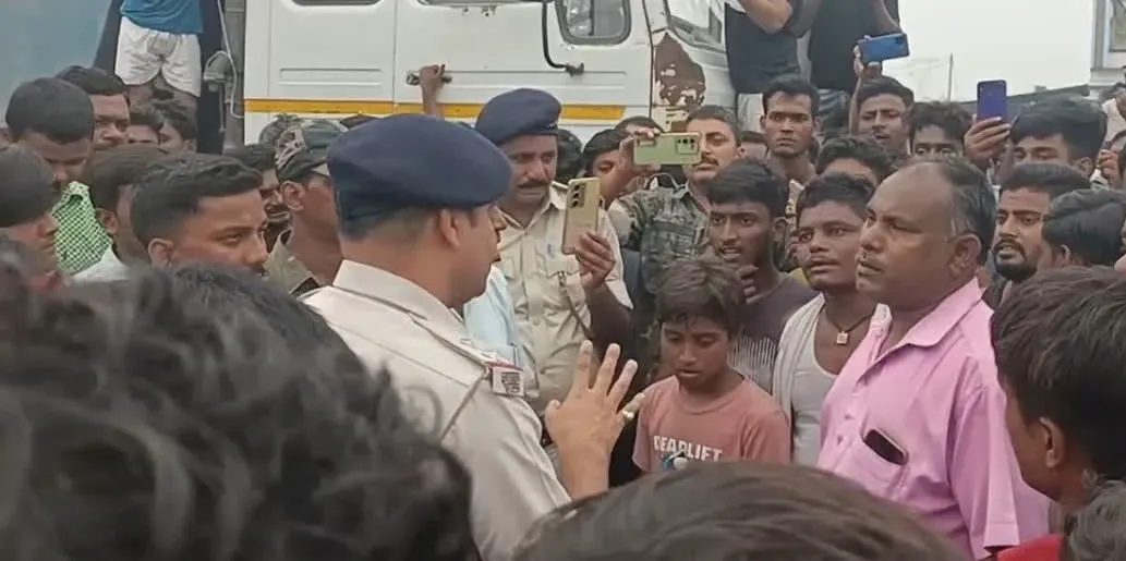 What prompted the residents of Jharkhand’s Pakur to block the road for 10 hours?