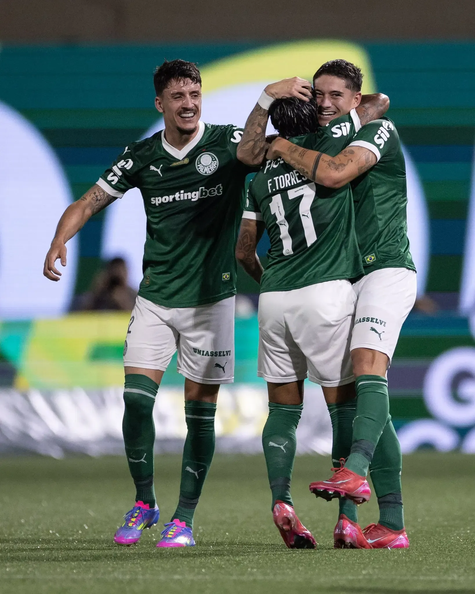 Palmeiras Ascend to Brazil's Serie A Leadership with Goals from Piquerez and Martinez