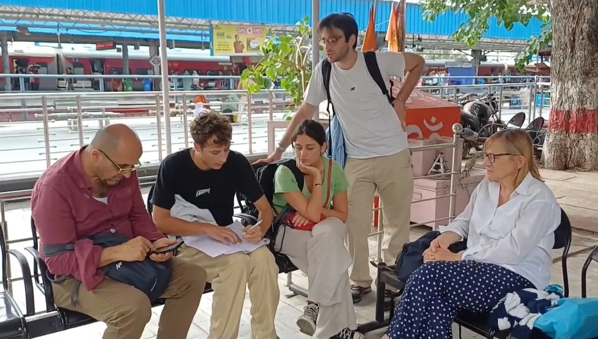 How Did Foreign Tourists Get Robbed on the Mandore Express?
