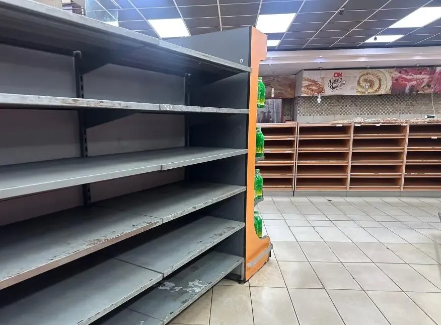 Zimbabwe's Formal Retailers Face Challenges as Consumers Shift to Informal Shops