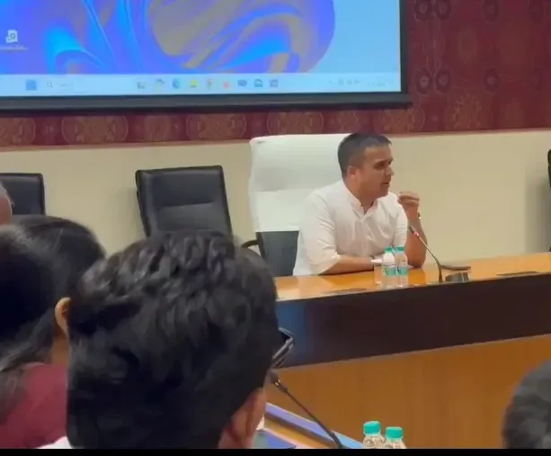 क्या अमित शाह के निर्देश पर हर्ष संघवी ने अधिकारियों की बैठक बुलाई?
