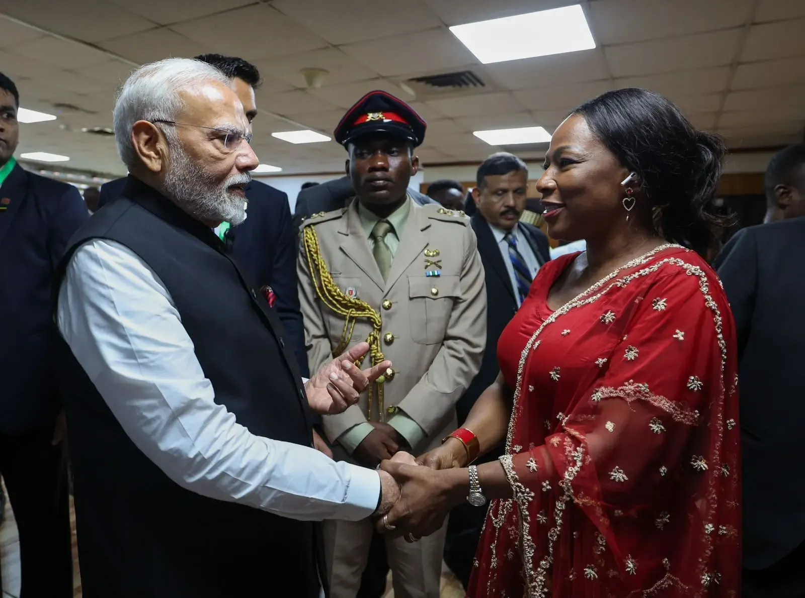 क्या घाना में भारत की संस्कृति की झलक देखने को मिली जब अफ्रीकी सांसद भारतीय पोशाक में नजर आए?