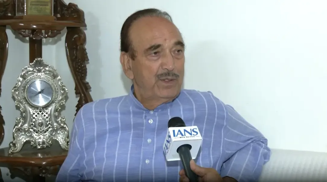 Did Ghulam Nabi Azad Criticise Congress Over PM Modi’s ‘Headless’ Poster?