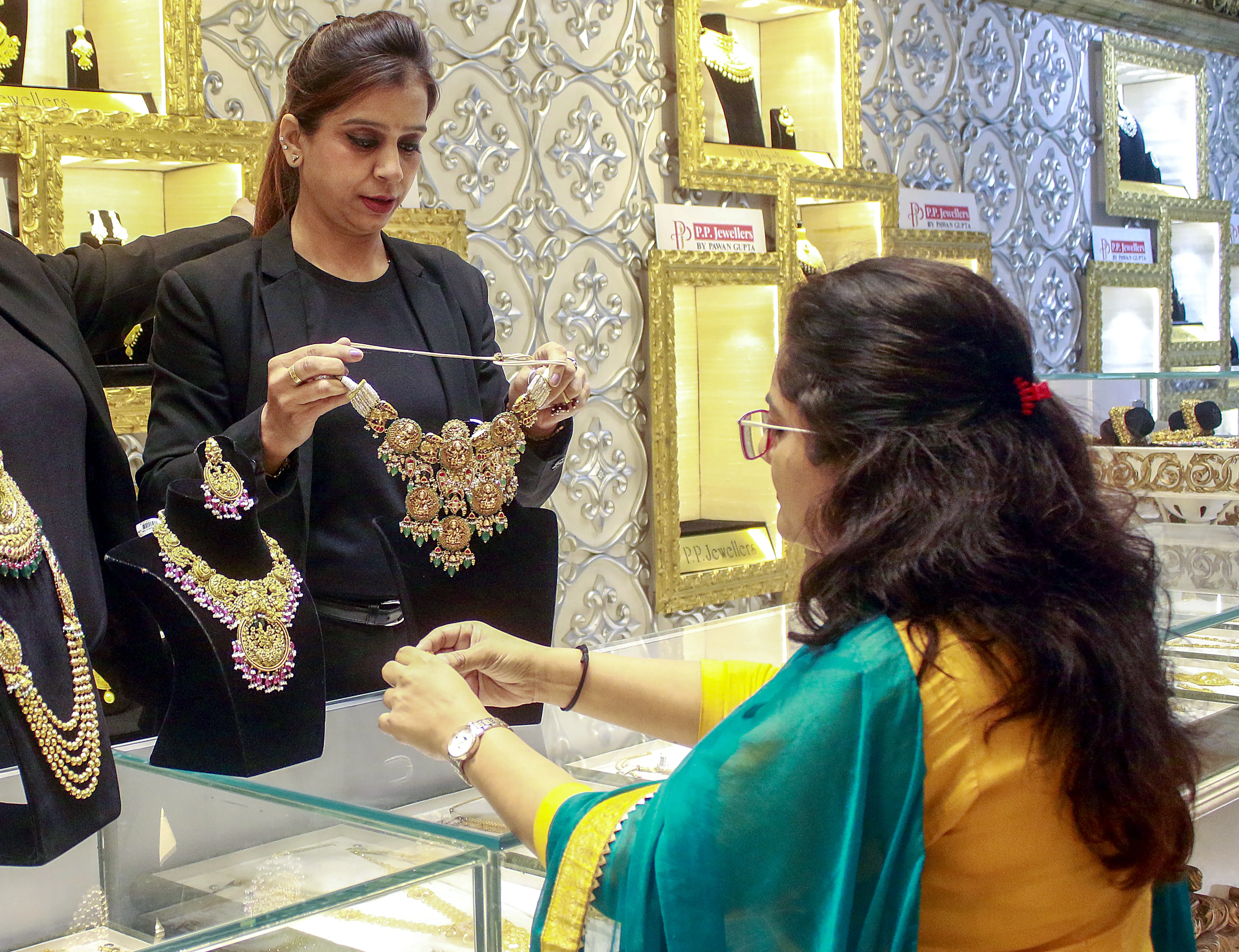 Why Did Gold Prices Surge Over Rs 1,100 This Week Amid US Tariff Deal Uncertainties?