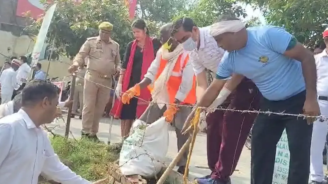 क्या मथुरा के गोवर्धन में डीएम ने स्वच्छता अभियान चलाया?