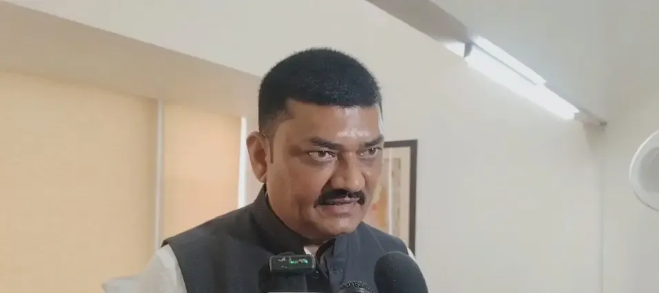 क्या गुजरात में 'आप' के निलंबित विधायक उमेश मकवाणा ने पार्टी के नेताओं पर गंभीर आरोप लगाया?