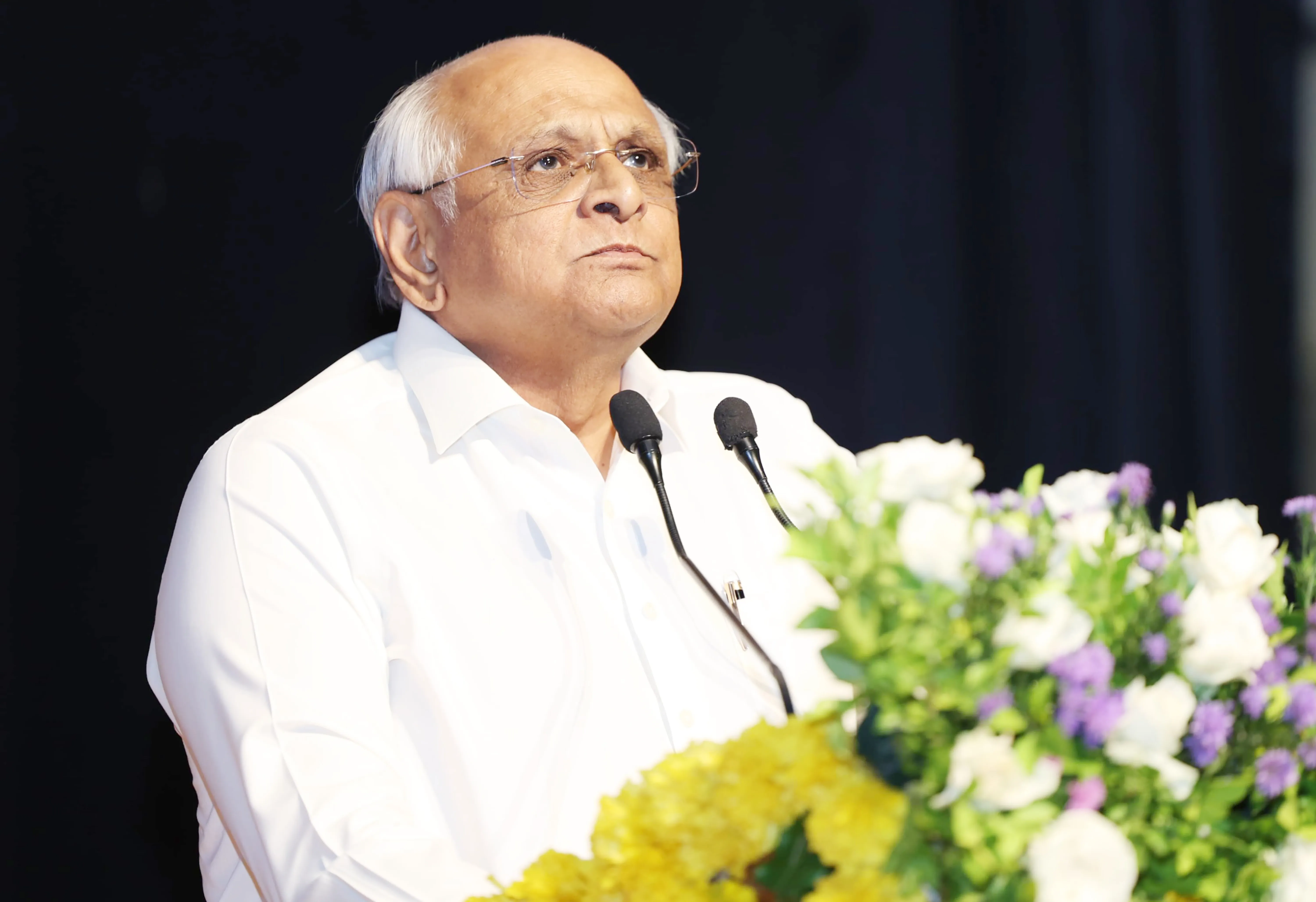 What is the status of Gujarat's Rs 18,000 crore infrastructure projects?