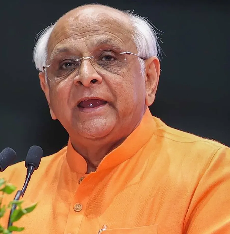 What is the new Rs 10 lakh cashless health scheme for Gujarat officers, employees, and pensioners?