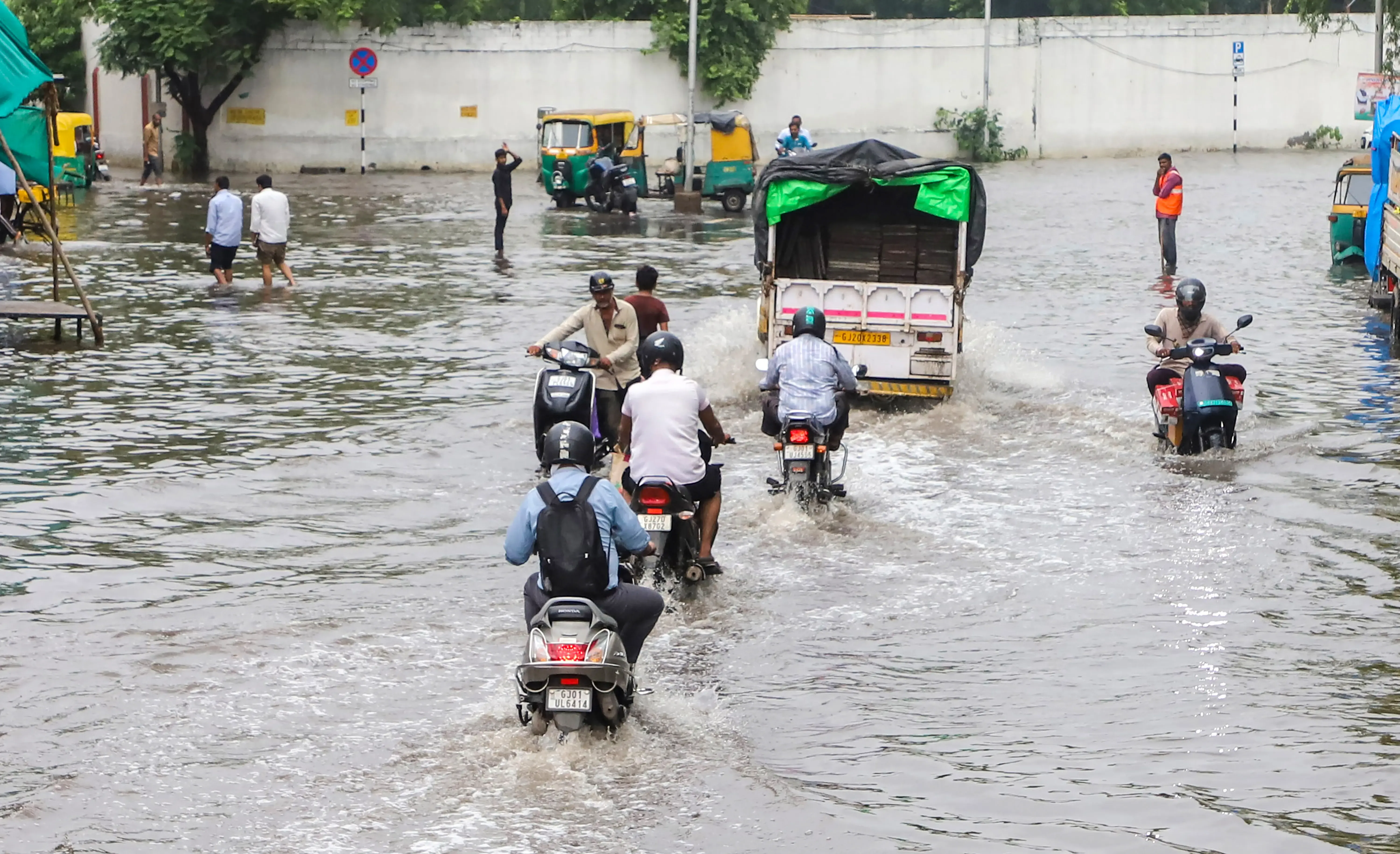 क्या गुजरात में भारी बारिश को लेकर ऑरेंज और येलो अलर्ट है?
