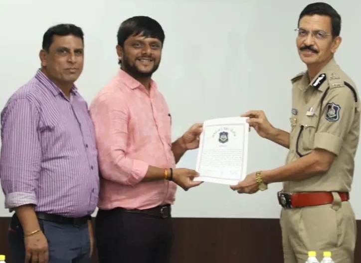 How Did Gujarat Police Honor Citizens for Solving the Sarkhej Roza Theft Case?