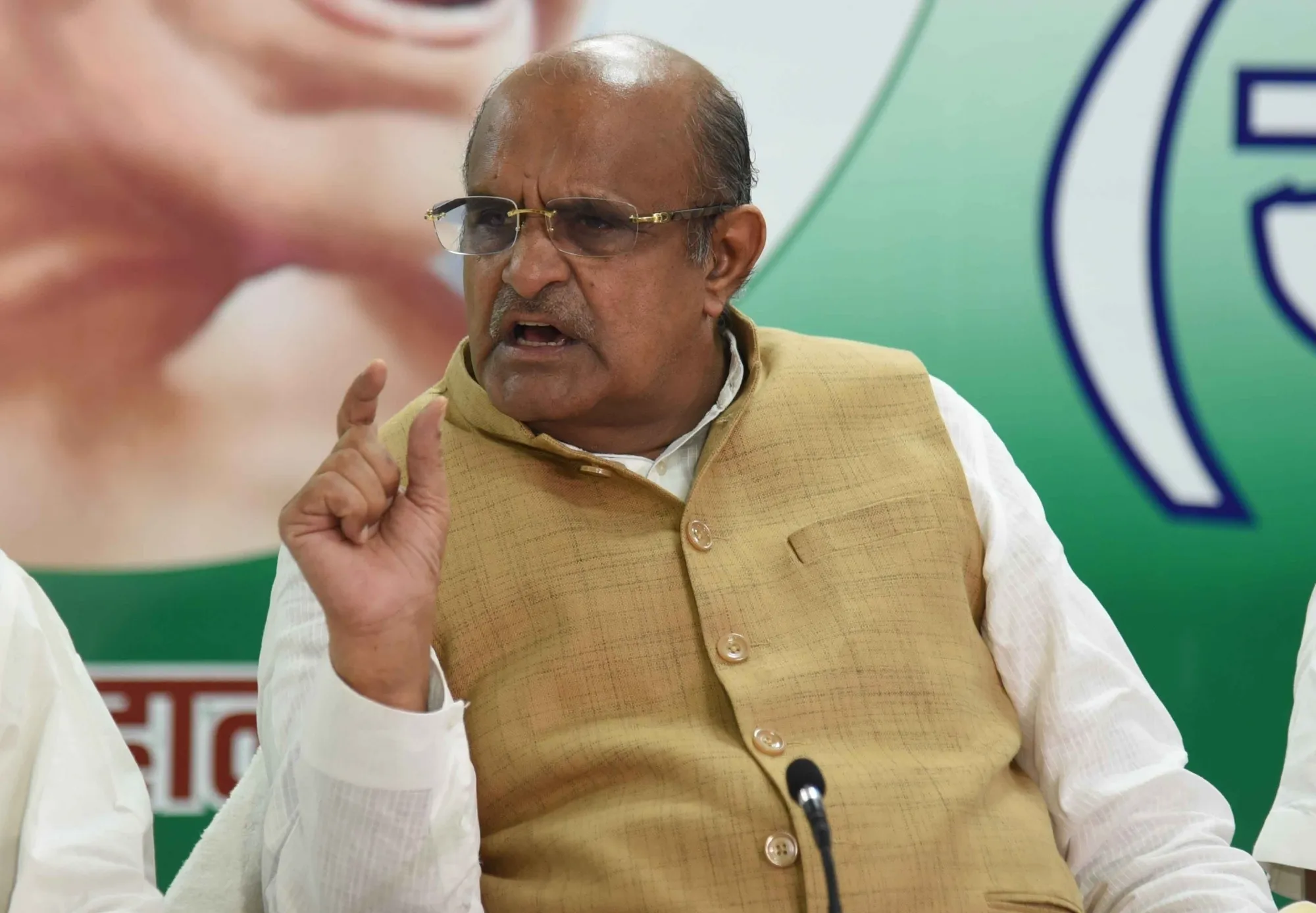 क्या हम अमेरिका के दोहरे रवैये की निंदा नहीं करें?