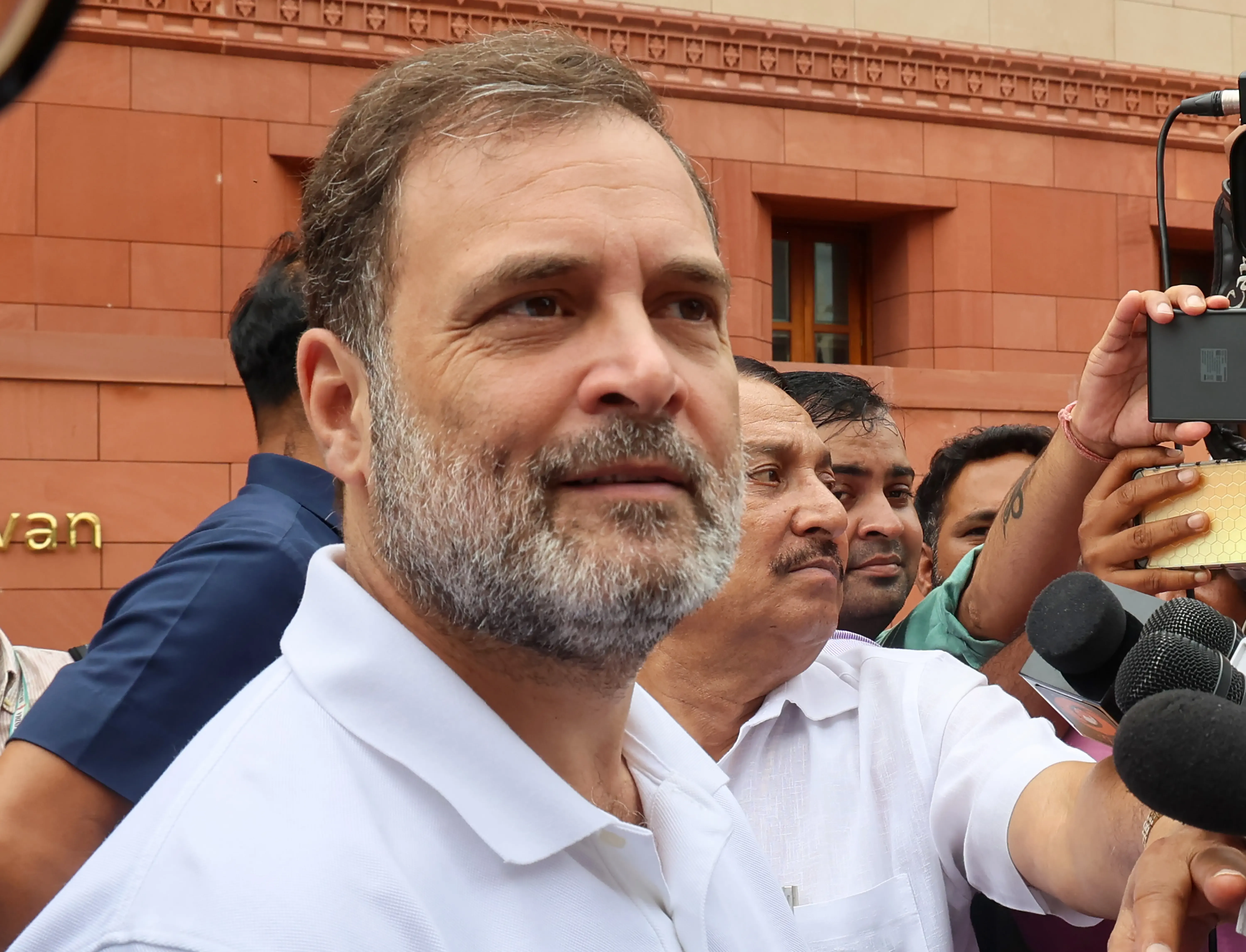 क्या राहुल गांधी का बड़ा दावा सही है? 'हमारे पास एटम बम है, फटेगा तो हिंदुस्तान में चुनाव आयोग कहीं नहीं दिखेगा'