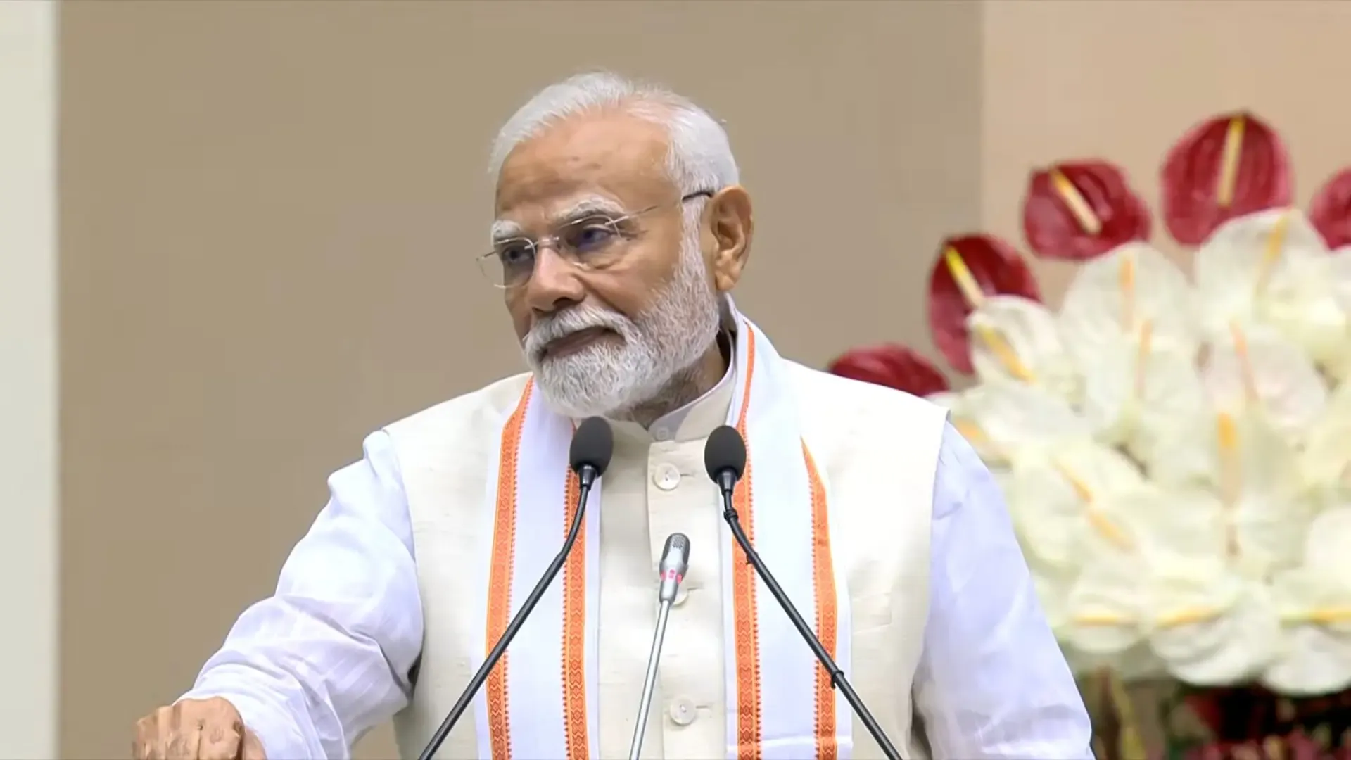 क्या आचार्य विद्यानंद भारतीय परंपरा के आधुनिक प्रकाश स्तंभ हैं? हमें विकास और विरासत को साथ लेकर बढ़ना है: पीएम मोदी