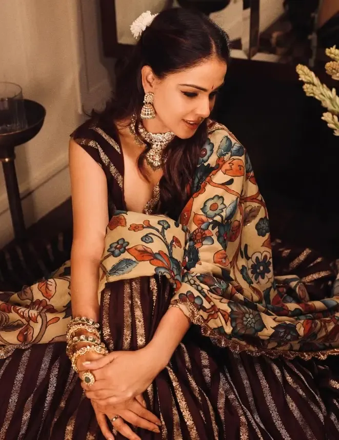 क्या हर दिन मुस्कुराने की वजह ढूंढना संभव है? जेनेलिया डिसूजा के लुक ने फैंस का दिल जीता