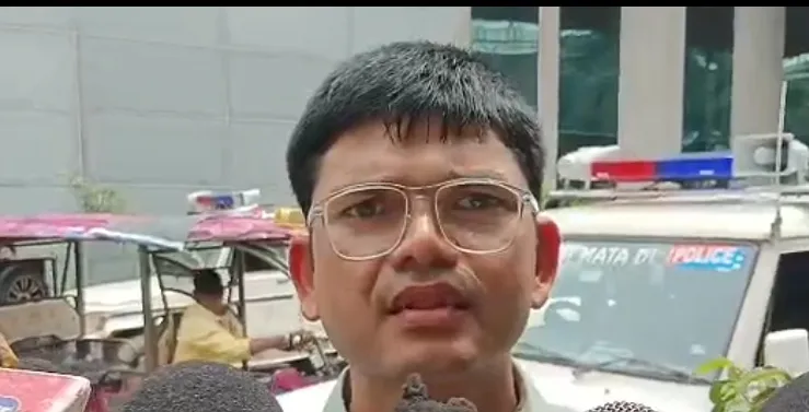 क्या हथियार लहराते हुए बाहर निकले अपराधी? चश्मदीद की बात
