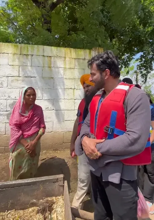 क्या हौसला है तो जीत है? सोनू सूद ने बाढ़ पीड़ित परिवार की अद्भुत कहानी साझा की