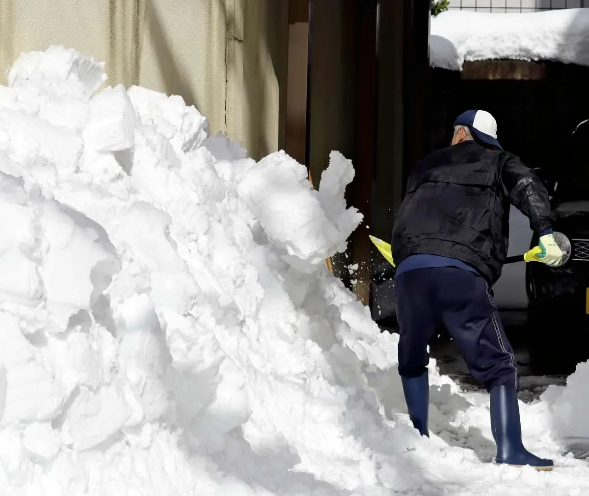 Persistent Snowfall Affects Japan