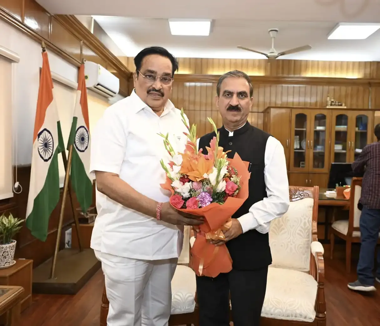 How is Himachal CM advocating for the state's rights in Kishau and Renuka hydropower projects?