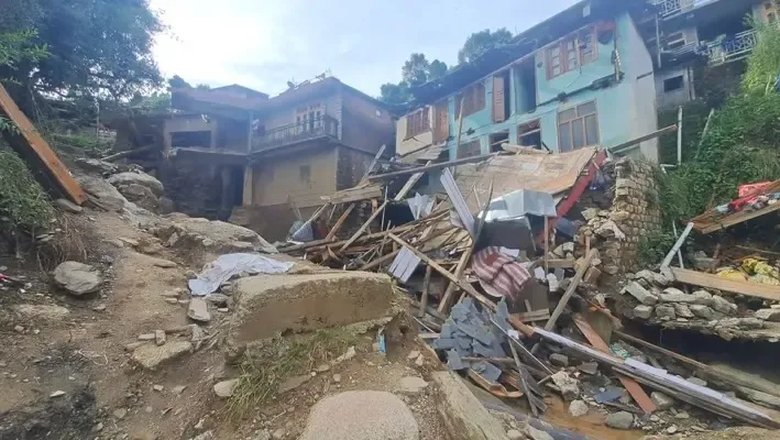 क्या मंडी में नाले के उफान ने गांव में तबाही मचाई?