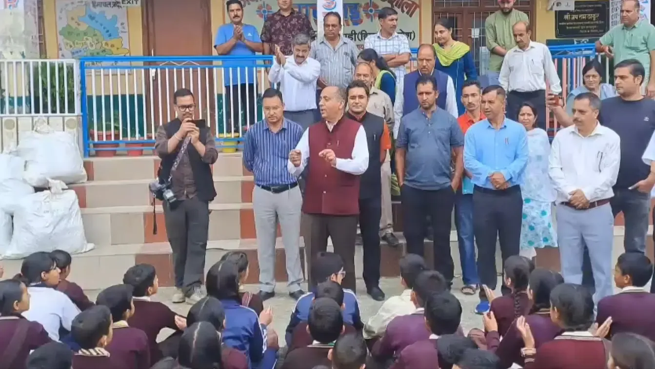 क्या हिमाचल प्रदेश की मंडी में आपदा के 14 दिन बाद स्कूल फिर से खुल गए?