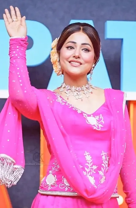 Did Hina Khan Perfectly Recreate Deepika Padukone's Shantipriya Look?