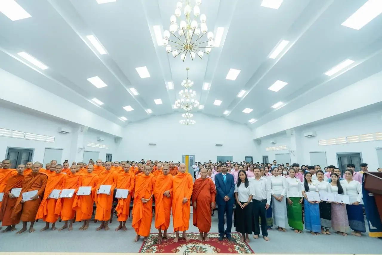 क्या कंबोडिया के बौद्ध विश्वविद्यालय के आईटी सेंटर से 150 छात्रों ने डिग्री पूरी की?