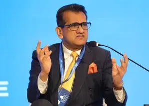 क्या अमिताभ कांत ने विश्व में अग्रणी वीजा को पीछे छोड़ने के लिए यूपीआई की सराहना की?