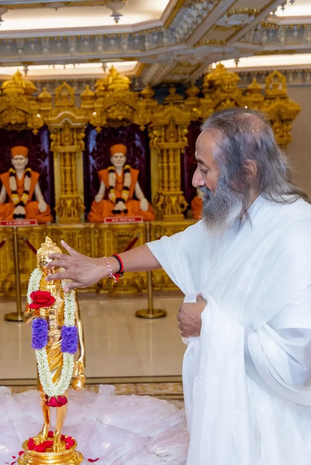 क्या 'आर्ट ऑफ लिविंग' के प्रणेता श्री श्री रविशंकर का मुंबई के बीएपीएस स्वामीनारायण मंदिर में दिव्य आगमन हुआ?