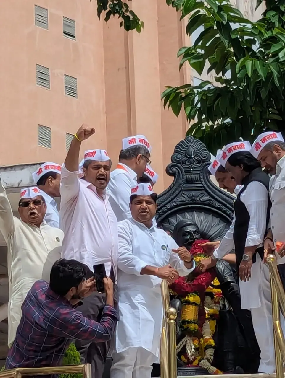 क्या हिंदी भाषा विवाद ने महाराष्ट्र में राजनीतिक भूचाल ला दिया?