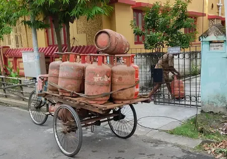 क्या कैबिनेट ने घरेलू एलपीजी में हुए घाटे के लिए ओएमसी को 30,000 करोड़ का मुआवजा मंजूर किया?