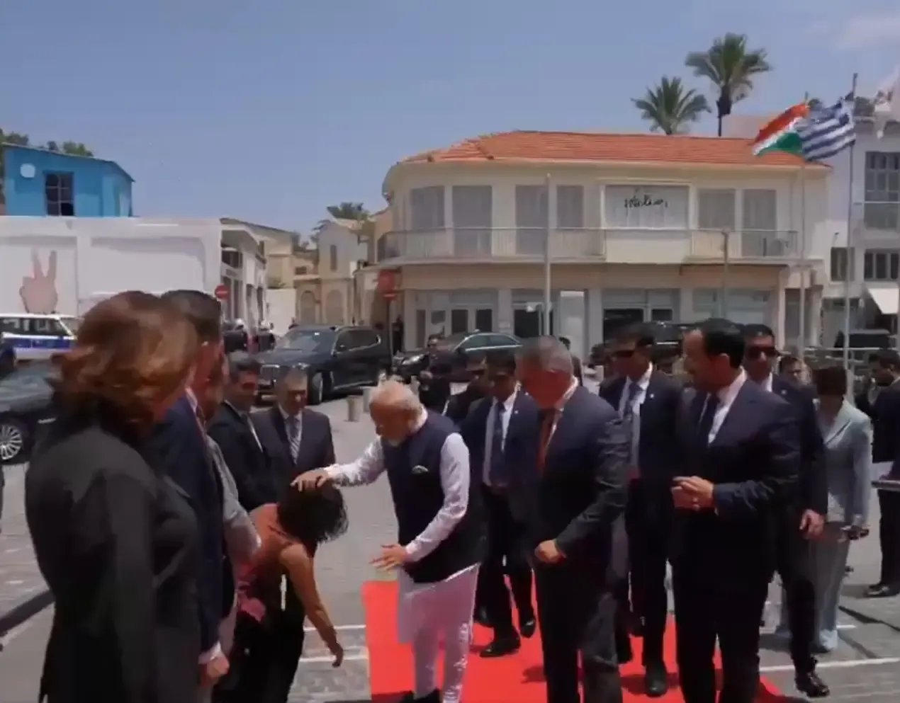 क्या साइप्रस नेता ने प्रधानमंत्री मोदी के पैर छूकर उन्हें सम्मानित किया?