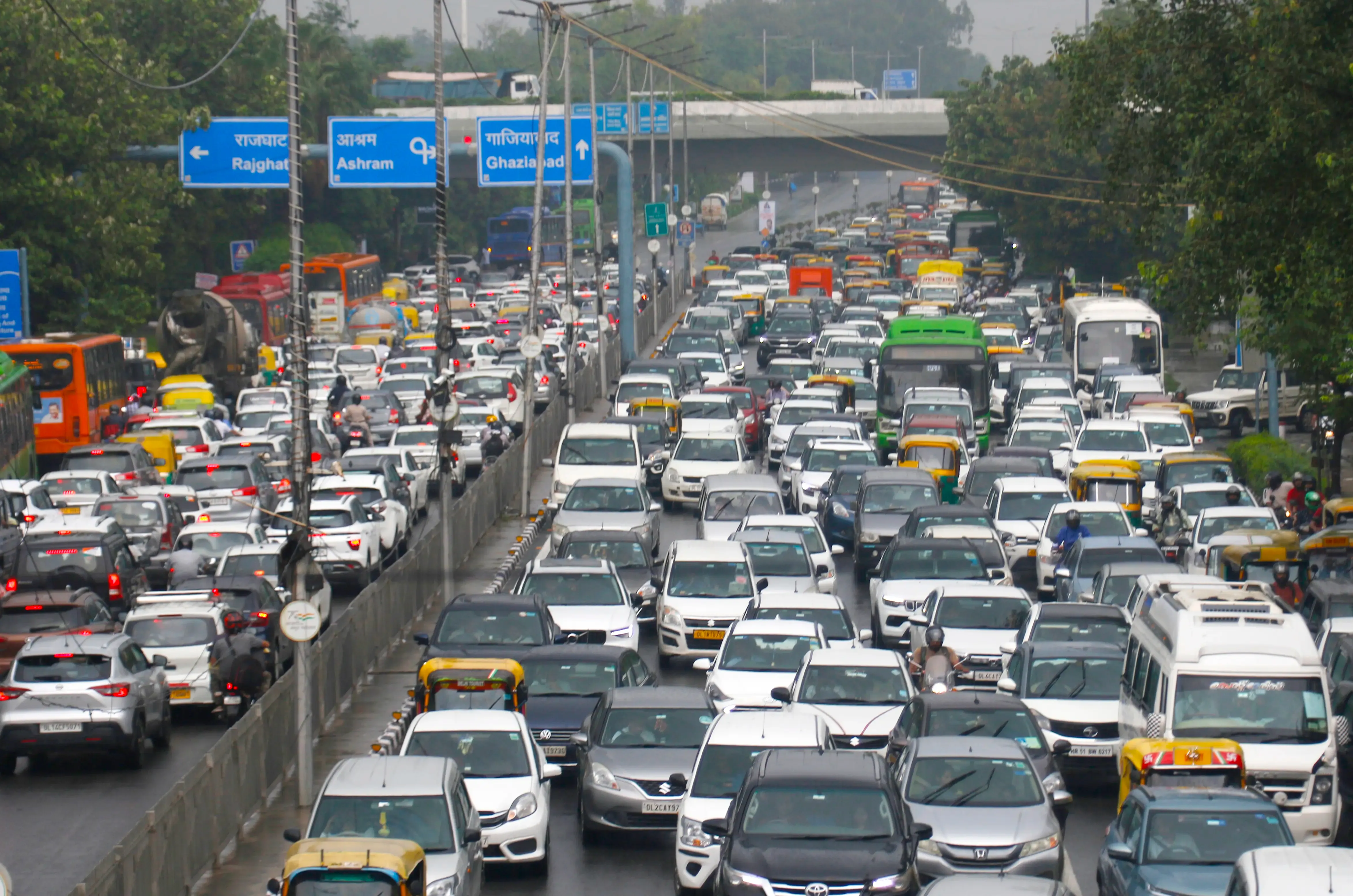 क्या दिल्ली सरकार ने सुप्रीम कोर्ट में पुराने वाहनों पर रोक के आदेश की समीक्षा की मांग की?