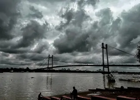 क्या उत्तर बंगाल में भारी बारिश का रेड अलर्ट है, और दक्षिण बंगाल में उमस से राहत मिलेगी?