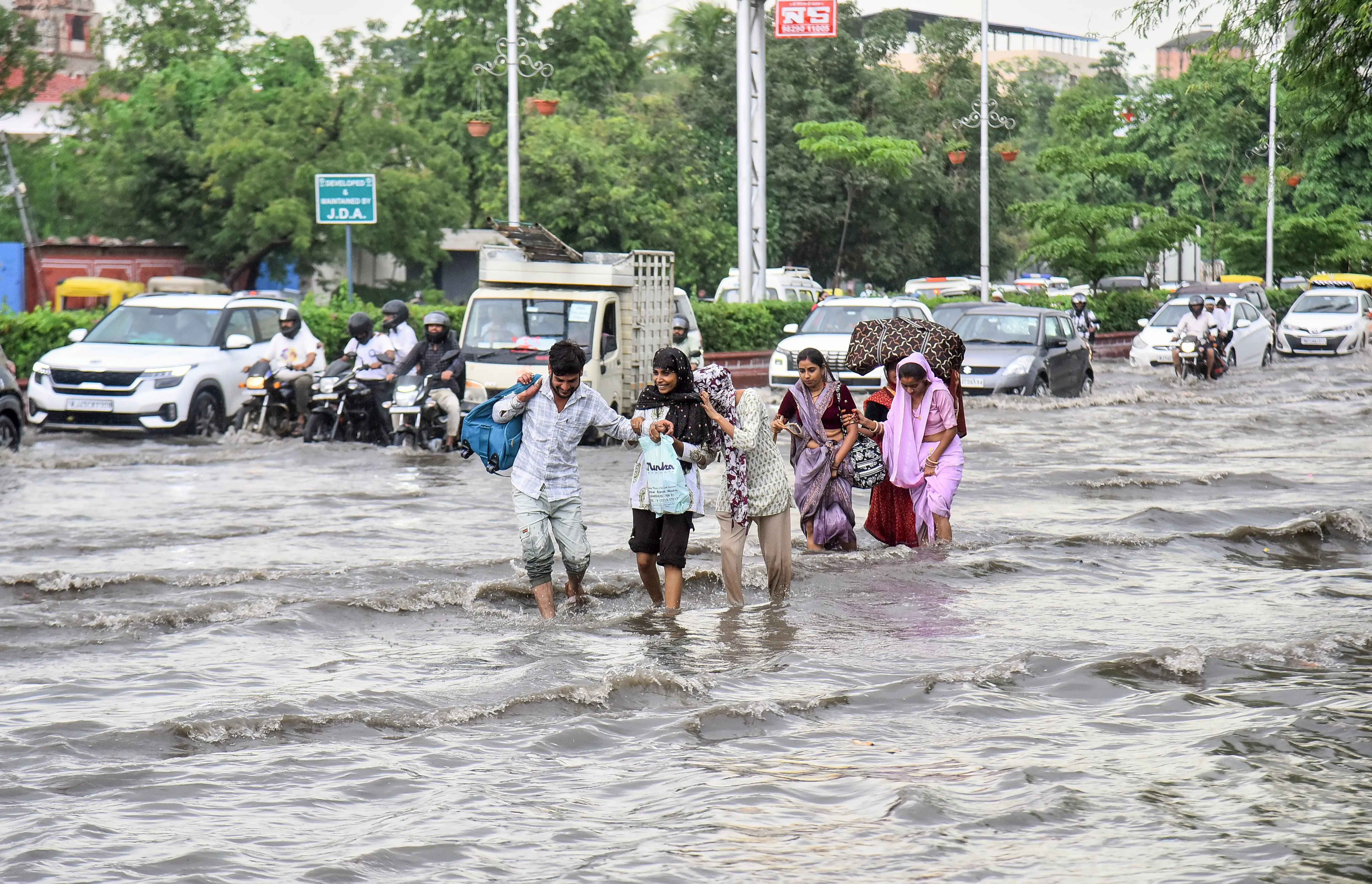 क्या जयपुर में भारी बारिश ने यातायात को बाधित किया?
