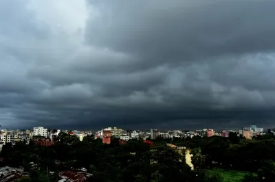 क्या जापान के होकुरिकु क्षेत्र में मूसलधार बारिश ने जनजीवन को प्रभावित किया?