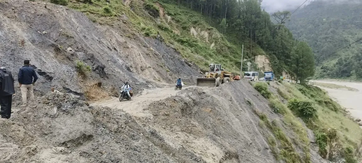 क्या नेताला के पास भूस्खलन से उत्तरकाशी-गंगनानी मार्ग अवरुद्ध हुआ?