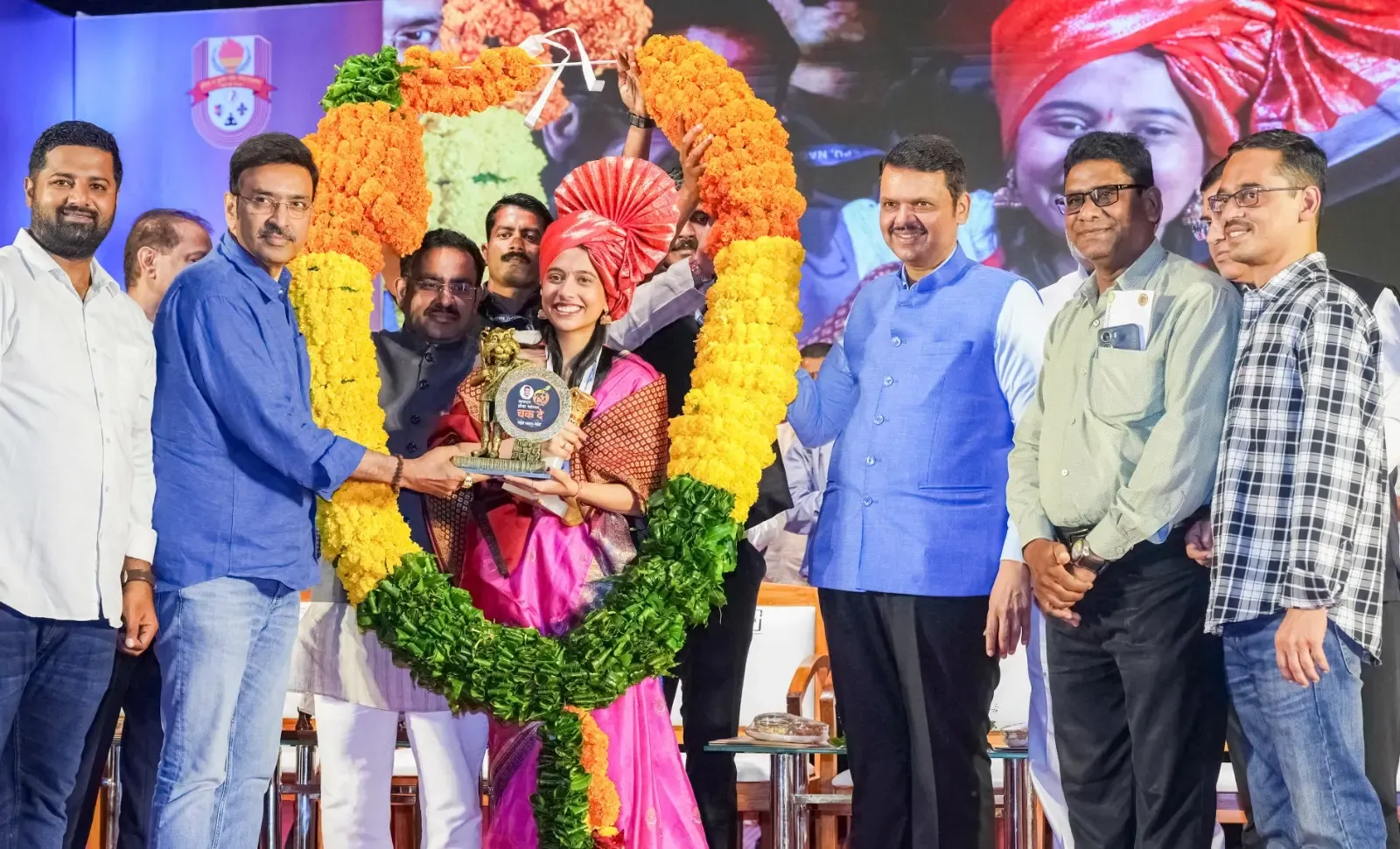 क्या महाराष्ट्र के मुख्यमंत्री देवेंद्र फडणवीस ने शतरंज विश्व कप विजेता दिव्या देशमुख को 3 करोड़ का नकद पुरस्कार दिया?