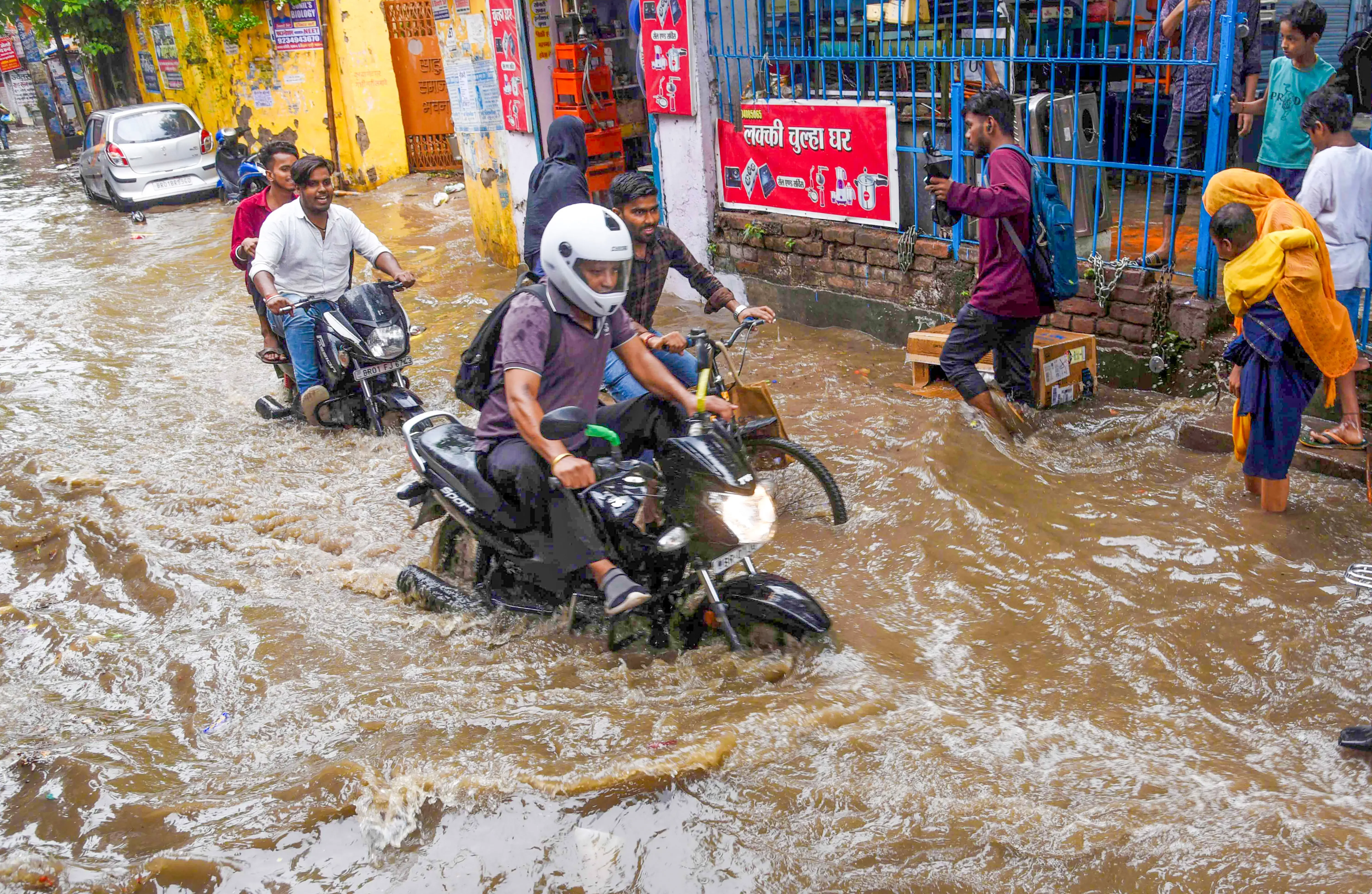 क्या बिहार में 12 घंटे बारिश ने नदियों का जलस्तर बढ़ा दिया और पटना को जलमग्न कर दिया?