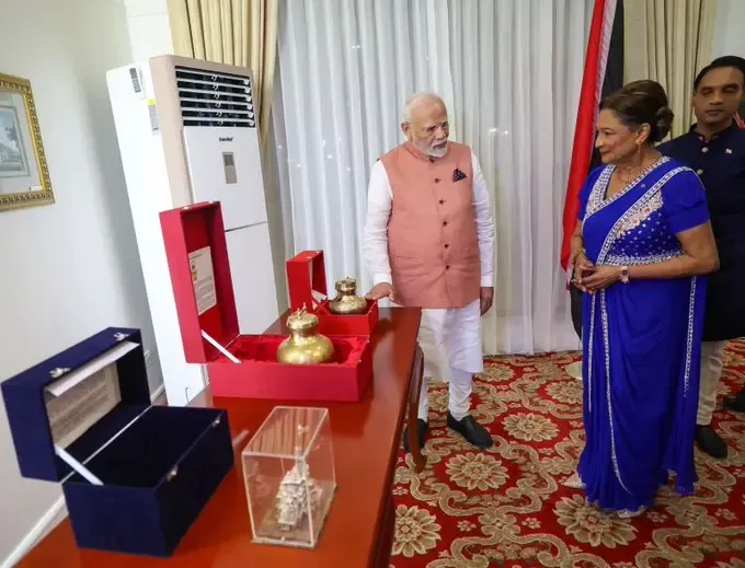 क्या पीएम मोदी ने त्रिनिदाद एंड टोबैगो में राम मंदिर की प्रतिकृति और सरयू का जल भेंट किया?