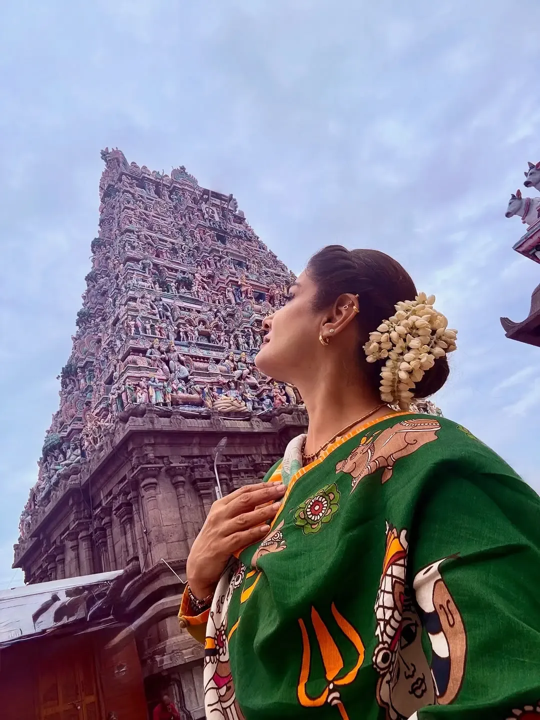 क्या रवीना टंडन ने मदुरै में मीनाक्षी अम्मन मंदिर में दर्शन किए?