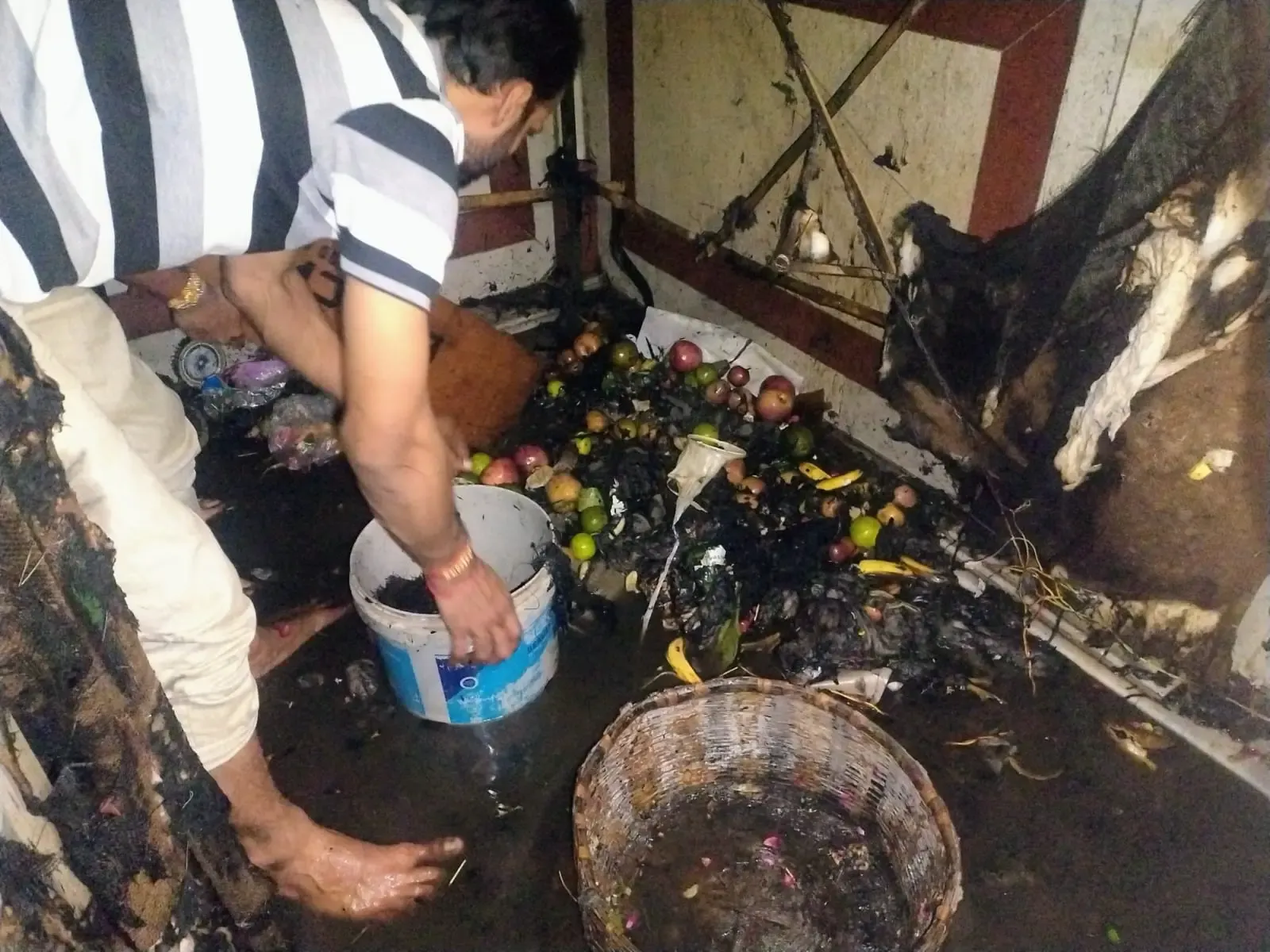 क्या वाराणसी के मंदिर में आरती के दौरान आग लगने से भगदड़ जैसी स्थिति उत्पन्न हुई?