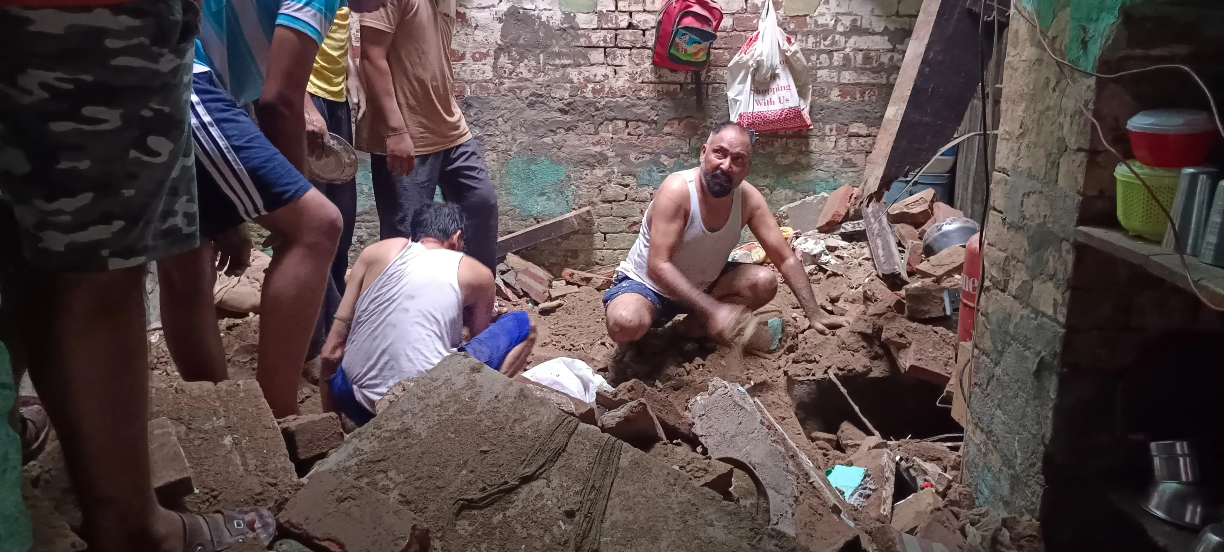 क्या होशियारपुर में तीन मंजिला मकान की छत गिरने से पिता और बेटियों की मौत हुई?