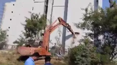 HYDRAA Initiates Demolition of Unlawful Structure in Madhapur, Hyderabad