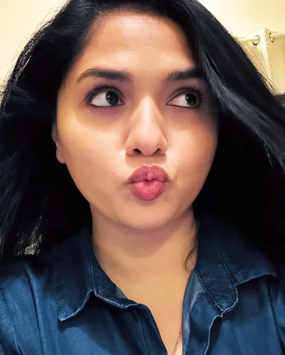 Did Sunainaa express her gratitude adequately to the fan who gifted her a saree?