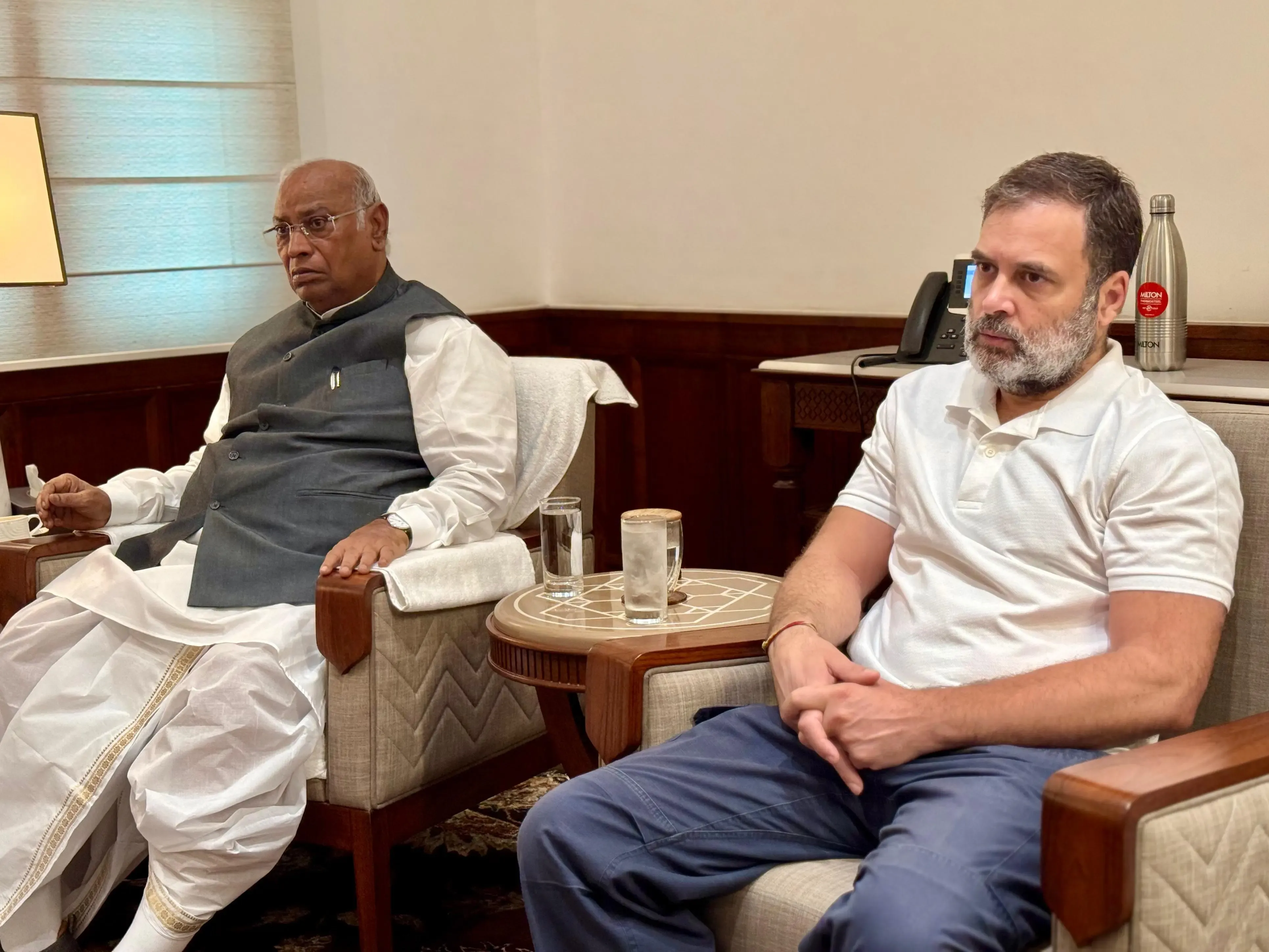 क्या इंडी गठबंधन की बैठक में नई रणनीति तय की गई है, 'ऑपरेशन सिंदूर' और 'एसआईआर' के मुद्दों पर सरकार का घेराव होगा?
