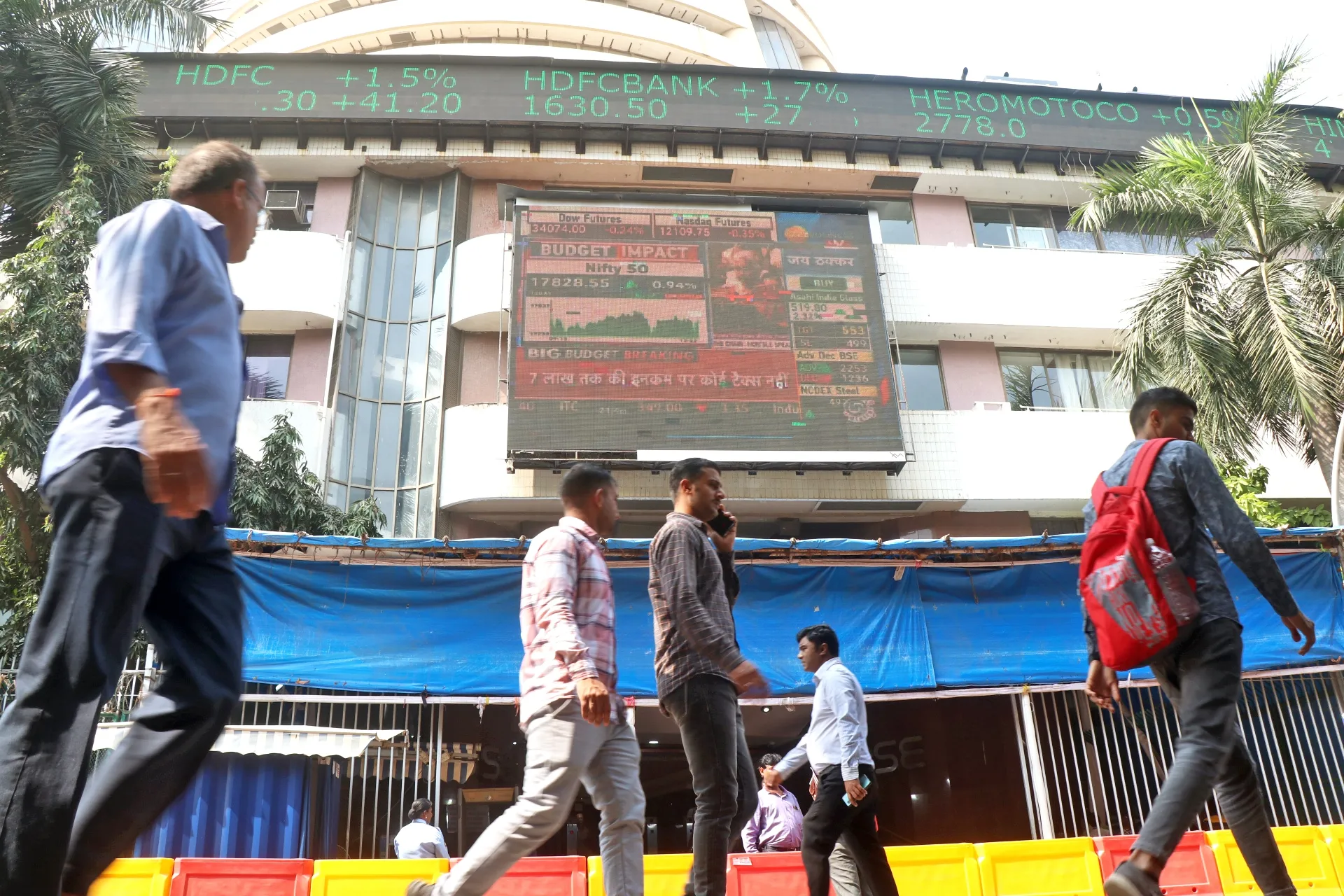 Indian Stock Market Concludes 2024 on a Steady Note, Approaches New Year with Care