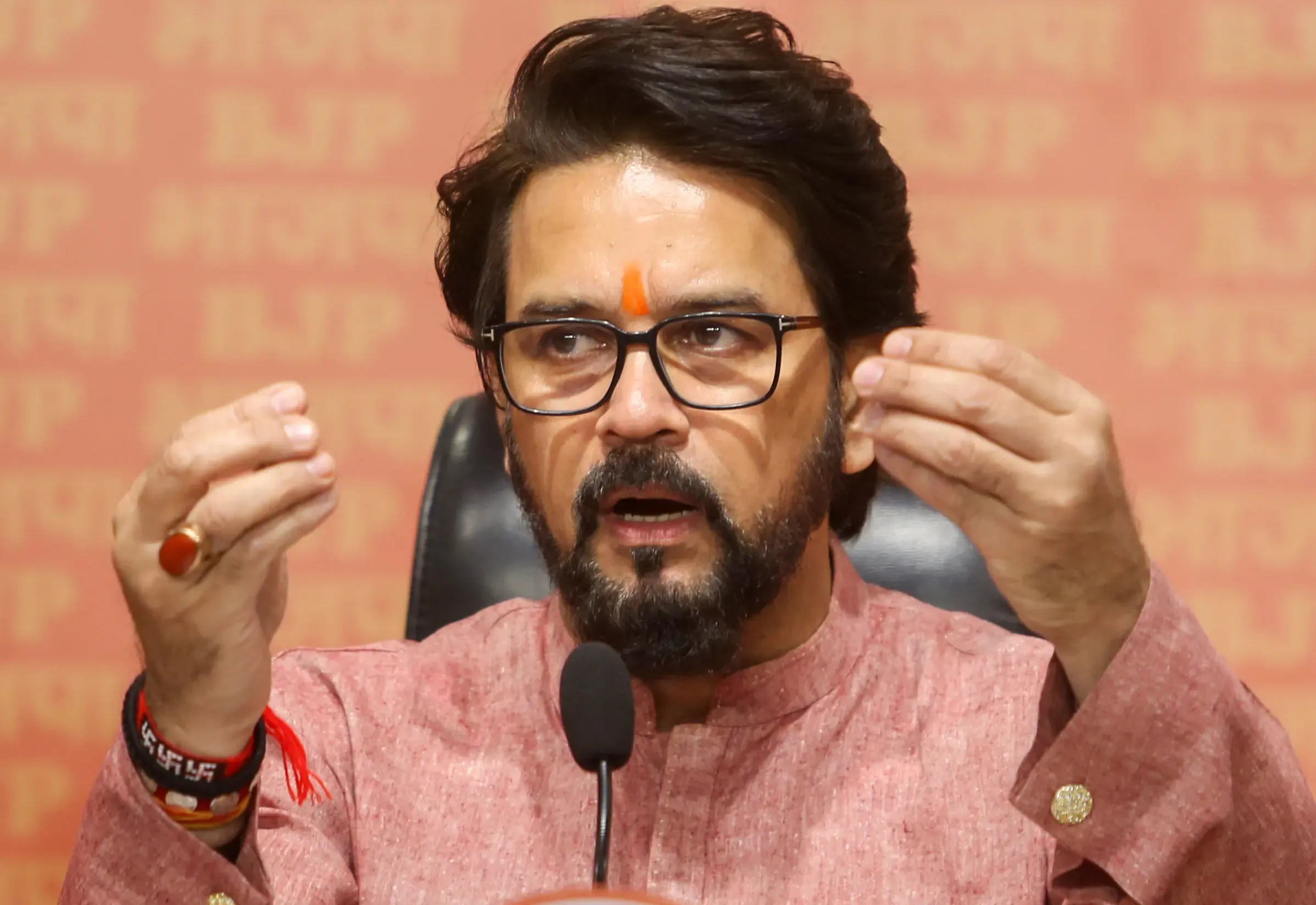 क्या इंदिरा गांधी ने संविधान को ताक पर रखा था और राहुल गांधी उसे जेब में रखते हैं?